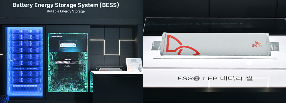 배터리 에너지 저장장치(BESS) 시스템과 투명 케이스에 진열된 SK온의 ESS용 LFP 배터리 셀을 보여주는 전시 부스 목업입니다.   
